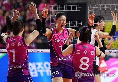 동료들과 환호하는 김연경(인천=연합뉴스) 김도훈 기자 = 8일 인천 삼산월드체육관에서 열린 프로배구 V리그 여자부 챔피언결정전 흥국생명과 정관장의 5차전 경기. 흥국생명 김연경이 득점에 성공한 뒤 동료들과 환호하고 있다. 2025.4.8 superdoo82@yna.co.kr