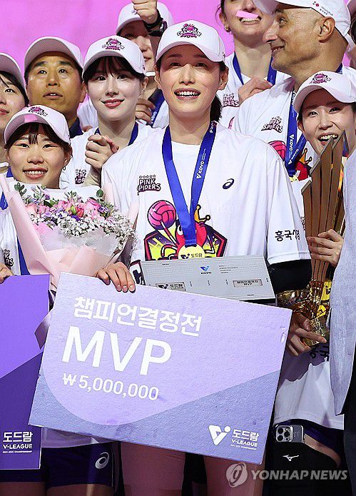 김연경, 챔피언결정전 MVP 선정(인천=연합뉴스) 김도훈 기자 = 8일 인천 삼산월드체육관에서 열린 프로배구 V리그 여자부 챔피언결정전 흥국생명과 정관장의 5차전 경기. 세트스코어 3-2로 승리하며 우승을 차지한 흥국생명의 김연경이 MVP 선정 후 기념촬영을 하고 있다. 2025.4.8 superdoo82@yna.co.kr