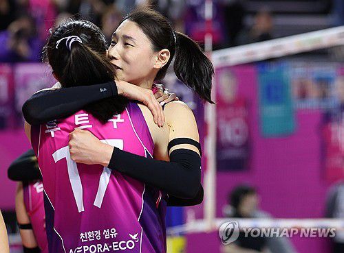 흥국생명, 정관장 꺾고 통합우승(인천=연합뉴스) 김도훈 기자 = 8일 인천 삼산월드체육관에서 열린 프로배구 V리그 여자부 챔피언결정전 정관장과의 5차전에서 승리하며 통합우승을 차지한 흥국생명 김연경과 선수들이 기뻐하고 있다. 2025.4.8 superdoo82@yna.co.kr