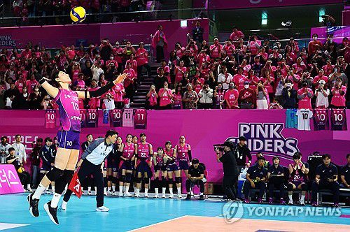 김연경 현역 시절 마지막 서브(인천=연합뉴스) 김도훈 기자 = 8일 인천 삼산월드체육관에서 열린 프로배구 V리그 여자부 챔피언결정전 흥국생명과 정관장의 5차전 경기. 흥국생명 김연경이 5세트 자신의 현역 시절 마지막 서브를 하고 있다. 2025.4.8 superdoo82@yna.co.kr