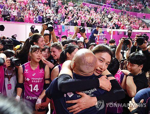 감독과 포옹하는 김연경(인천=연합뉴스) 김도훈 기자 = 8일 인천 삼산월드체육관에서 열린 프로배구 V리그 여자부 챔피언결정전 정관장과의 5차전 경기에서 승리하며 통합우승을 차지한 흥국생명 김연경이 아본단자 감독과 포옹하며 기뻐하고 있다. 2025.4.8 superdoo82@yna.co.kr