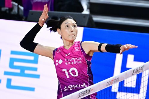 스파이크하는 흥국생명의 김연경[한국배구연맹 제공. 재판매 및 DB 금지]