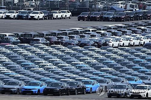 일본 요코하마에 늘어선 수출용 차량[AP 연합뉴스 자료사진. 재판매 및 DB 금지]