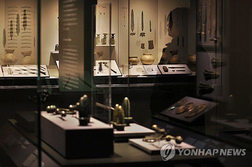 '인류의 등장에서 고대 국가의 출현까지'(서울=연합뉴스) 진연수 기자 = 14일 오전 서울 용산구 국립중앙박물관에서 열린 선사고대관 재개관 언론공개회에서 참석자가 전시실을 둘러보고 있다.     새롭게 단장한 선사고대관 내 구석기실, 신석기실, 청동기실, 고조선·부여·삼한실, 고구려실 전시실에서는 총 1천156건, 1천807점의 유물과 함께 옛이야기를 만날 수 있다. 2025.2.14 jin90@yna.co.kr