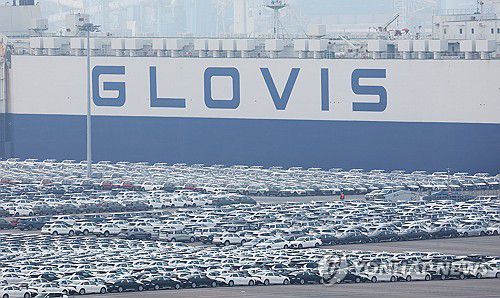 자동차 수출 앞날은(평택=연합뉴스) 홍기원 기자 = 8일 경기도 평택항에 수출용 자동차가 세워져 있다.     트럼프 대통령은 취임 이후 철강·알루미늄·자동차 등에 대해 25%의 품목별 관세를 도입한 데 이어 지난 5일부터 전 세계 대다수 교역 상대국에 10%의 기본관세(보편관세)를 부과했다.     아울러 미국은 오는 9일부터 한국을 포함한 60여개 국가들에 대해서는 기본관세율(10%) 이상인 상호관세로 기본관세를 대체한다. 한국에 대해서는 25%, 중국에 대해서는 34%, 일본에 대해서는 24%의 관세율이 각각 적용된다. 2025.4.8 xanadu@yna.co.kr