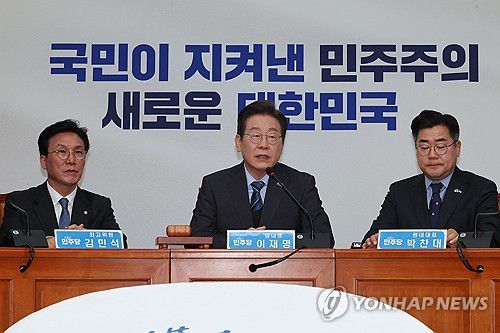 대권 도전 이재명, 당대표직 사퇴(서울=연합뉴스) 김주성 기자 = 더불어민주당 이재명 대표가 9일 서울 여의도 국회에서 열린 최고위원회의에서 대권 도전을 위해 당대표직 사퇴 의사를 밝히고 있다. 2025.4.9 utzza@yna.co.kr