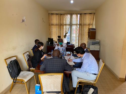 카메룬 EDCF 가루아 병원사업 담당 보건부 국장 면담 사진코로나가 한참 진행 중이던 2022년 3월, 카메룬 EDCF 가루아 병원 사업을 담당하는 보건부 국장과 면담하고 있다. 가루아는 카메룬 북부, 나이지리아와의 국경 근처 주도(州都)로 수도 야운데에서도 비행기로 1시간 이상 들어가는 오지다. 한국에서 파견된 현장근무자들이 고온의 날씨, 코로나, 말라리아, 식자재 조달의 어려움 등으로 고생했다. 필자는 맨 왼쪽 [이현정 제공. 재판매 및 DB 금지]