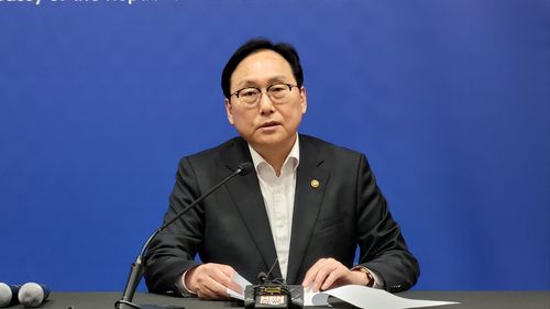 정인교 통상교섭본부장(워싱턴=연합뉴스) 김동현 특파원 = 정인교 통상교섭본부장이 9일(현지시간) 워싱턴DC 주미한국대사관에서 특파원단과 간담회를 하고 있다. 2025.4.9