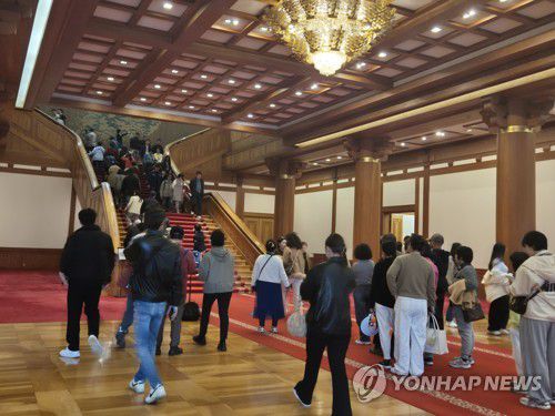 사진 찍기 위해 줄 서 있는 방문객들(서울=연합뉴스) 이승연 기자 = 지난 9일 청와대 본관 중앙계단에서 사진을 찍기 위해 방문객들이 줄을 서고 있다. 2025.4.10