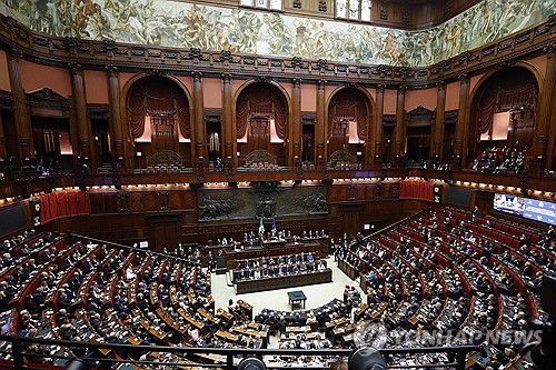 찰스 3세, 이탈리아 의회 연설(로마 EPA=연합뉴스) 찰스 3세 영국 국왕이 9일(현지시간) 이탈리아 로마에 있는 몬테치토리오 궁전(하원)에서 영국 국왕으로는 처음으로 이탈리아 의회 합동 연설을 하고 있다.  2025.04.09 photo@yna.co.kr