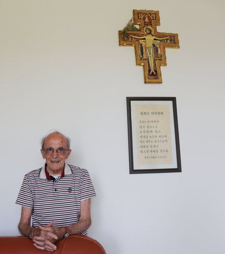 십자가와 두봉 주교(의성=연합뉴스) 이세원 기자 = 두봉 주교가 2023년 6월 6일 경북 의성군에 있는 천주교의 한 공소에서 포즈를 취하고 있다. [연합뉴스 자료사진]
