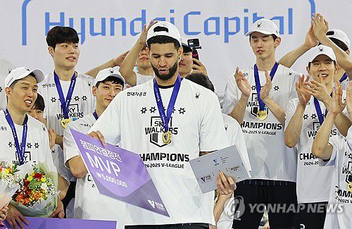 MVP 선정된 현대캐피탈 레오(인천=연합뉴스) 임순석 기자 = 5일 인천 계양체육관에서 열린 2024-2025 V리그 남자부 챔피언결정전 대한항공 점보스와 현대캐피탈 스카이워커스의 3차전 경기. MVP로 선정된 현대캐피탈 레오가 경기가 끝난 뒤 진행된 시상식에서 기념 촬영을 하고 있다. 2025.4.5 soonseok02@yna.co.kr