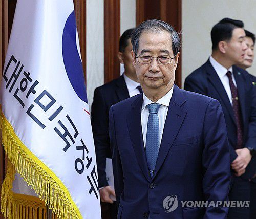 한덕수 권한대행, 국정현안회의 입장(서울=연합뉴스) 한상균 기자 = 한덕수 대통령 권한대행 국무총리가 10일 정부서울청사에서 국정현안관계장관회의에 입장하고 있다. 2025.4.10 [대통령실통신사진기자단] xyz@yna.co.kr