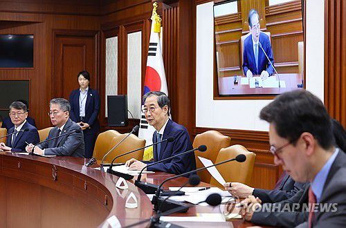 한덕수 권한대행, 국정현안회의(서울=연합뉴스) 한상균 기자 = 한덕수 대통령 권한대행 국무총리가 10일 정부서울청사에서 국정현안관계장관회의를 하고 있다. 2025.4.10 [대통령실통신사진기자단] xyz@yna.co.kr