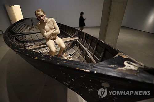론 뮤익의 '배에 탄 남자'(서울=연합뉴스) 이재희 기자 = 10일 서울 종로구 국립현대미술관 서울관에서 열린 '론 뮤익' 전시에 '배에 탄 남자' 작품이 전시돼 있다. 이 전시는 오는 11일부터 7월 13일까지 열린다. 2025.4.10 scape@yna.co.kr