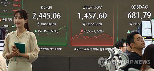 코스피·코스닥, 나란히 반등(서울=연합뉴스) 서대연 기자 = 도널드 트럼프 미국 대통령이 각국에 부과한 상호관세 적용을 유예한다고 밝힌 10일 서울 중구 하나은행 본점 딜링룸 현황판에 코스피, 원/달러 환율, 코스닥 지수가 표시돼 있다.2025.4.10 dwise@yna.co.kr