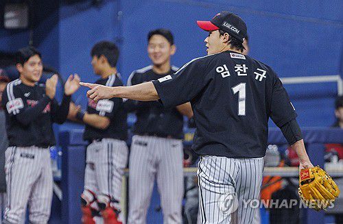 키움 타선 꽁꽁 묶은 임찬규(서울=연합뉴스) 황광모 기자 = 10일 서울 구로구 고척 스카이돔에서 열린 LG 트윈스와 키움 히어로즈의 경기. LG 선발 임찬규가 4회말 키움 타자들을 요리한 뒤 더그아웃으로 돌아가다 포수 박동원과 대화하고 있다. 2025.4.10 hkmpooh@yna.co.kr