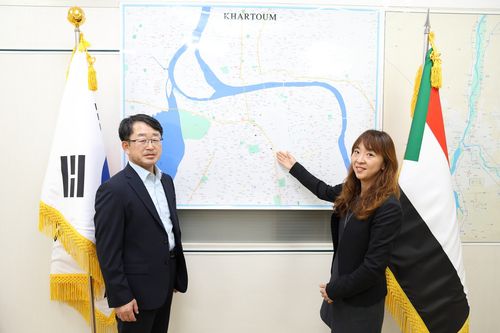 주수단 한국대사관 카이로 임시사무소의 남궁환 대사(왼쪽)와 권현진 참사관(카이로=연합뉴스) 성도현 기자 = 주수단 한국대사관 카이로 임시사무소의 남궁환 대사(왼쪽)와 권현진 참사관(오른쪽)이 지난달 21일(현지시간) 수단 내전 2년(4월15일)을 앞두고 현지 상황을 설명하고 있다. 2025.4.11 raphael@yna.co.kr