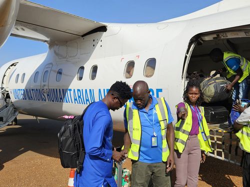 남수단 국경 지역 향하는 유엔 항공편 탑승 준비하는 유엔 산하기구 직원(주바[남수단]=연합뉴스) 성도현 기자 = 지난달 25일(현지시간) 수단과의 접경 지역인 남수단 렌크 지역으로 향하기 위해 한 유엔 산하기구 직원이 유엔세계식량계획(WFP)이 운영하는 유엔 인도주의 항공서비스(UNHAS) 항공편 탑승 수속을 밟고 있다. 2025.4.11 raphael@yna.co.kr