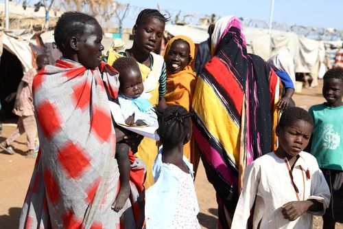 남수단 렌크 난민촌 거주 수단 난민 여성과 아동들(렌크[남수단]=연합뉴스) 성도현 기자 = 남수단 국경 지역인 렌크 난민촌 '트랜짓센터 2'에 거주하는 수단 난민 여성과 아동들의 모습. 2025.4.11 raphael@yna.co.kr