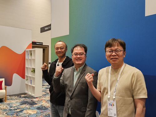 야놀자·구글, AI 에이전트 협력 강화(라스베이거스=연합뉴스) 김현수 기자 = 10일(현지시간) 라스베이거스 만달레이베이 컨벤션센터에서 열린 인터뷰에서 이준영 야놀자그룹 최고기술책임자(맨 오른쪽), 지기성 구글 클라우드 코리아 사장(가운데), 장정식 야놀자 클라우드 최고기술책임자가 포즈를 취하고 있다. 2025.4.11 hyunsu@yna.co.kr