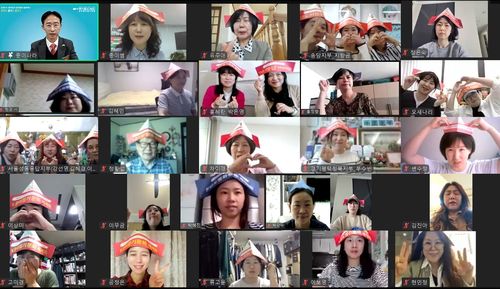 종이문화재단 봄 세미나에서 종이접기 세계화 다짐11일 서울 중구 종이나라박물관에서 종이문화재단 주최로 열린 봄 세미나에 온라인으로 참가한 종이접기 애호가들이 고깔을 쓰고 '종이'를 외치며 종이접기 세계화를 다짐하고 있다. [종이문화재단 제공. 재판매 및 DB 금지]