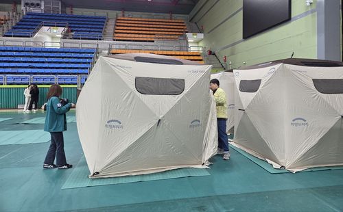 광명시민체육관에 구호텐트 설치[촬영 김인유]