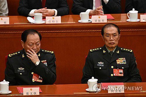중국 중앙군사위원회 부주석들지난 3월 11일 전국인민대표대회(전인대) 폐막식에 참석한 허웨이둥(오른쪽) 중앙군사위원회 부주석과 장여우샤 부주석. 2025.4.11 [AFP=연합뉴스 자료사진]