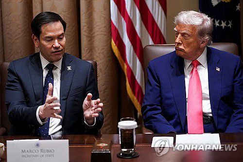 10일 백악관에서 열린 각료 회의에서 도널드 트럼프 대통령 옆에 앉아 발언하는 마르코 루비오 국무장관[로이터=연합뉴스. 재판매 및 DB 금지]