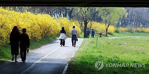 봄 산책 즐기는 시민들(인천=연합뉴스) 임순석 기자 = 완연한 봄 날씨를 보인 10일 인천 연수구 승기천 둔치에서 시민들이 싱그러운 봄기운 속에 산책하고 있다. 2025.4.10 soonseok02@yna.co.kr