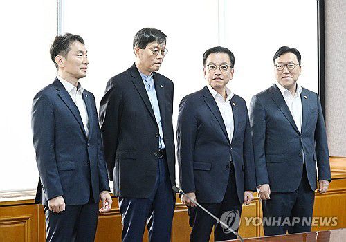 거시경제·금융현안 간담회(서울=연합뉴스) 최상목 부총리 겸 기획재정부 장관이 11일 서울 중구 은행연합회에서 열린 거시경제·금융현안 간담회에 참석, 회의 시작에 앞서 대화하고 있다.     왼쪽부터 이복현 금감원장, 이창용 한국은행 총재, 최상목 부총리, 김병환 금융위원장. 2025.4.11 [기획재정부 제공. 재판매 및 DB 금지] photo@yna.co.kr