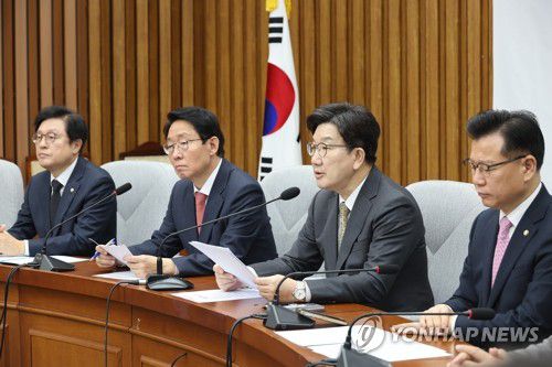 발언하는 국민의힘 권성동 원내대표(서울=연합뉴스) 박동주 기자 = 국민의힘 권성동 원내대표가 11일 서울 여의도 국회에서 열린 원내대책회의에서 발언하고 있다. 2025.4.11 pdj6635@yna.co.kr