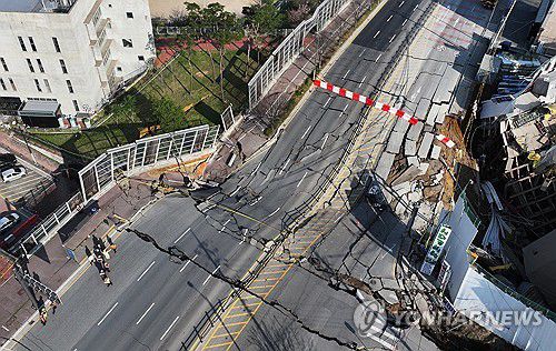 광명 신안산선 공사장 지하 붕괴 사고 현장(광명=연합뉴스) 홍기원 기자 = 11일 경기도 광명시 일직동 신안산선 공사 현장에서 붕괴 사고가 발생했다.     경기 광명경찰서 등에 따르면 이날 오후 3시 17분께 광명 양지사거리 부근 신안산선 제5-2공구 현장에서 붕괴 사고가 발생했다.     사진은 사고 현장 모습. 2025.4.11 xanadu@yna.co.kr