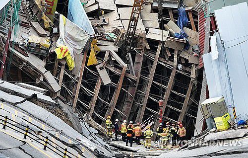 신안산선 공사장 붕괴 사고 실종자 이틀째 수색(광명=연합뉴스) 홍기원 기자 = 붕괴 사고가 발생한 경기도 광명시 신안산선 지하터널 공사 현장에서 12일 구조대원들이 실종자를 수색하고 있다.      지난 11일 경기도 광명시 양지사거리 부근 신안산선 복선전철 제5-2공구 지하터널 공사 현장과 상부 도로가 함께 붕괴하는 사고가 났다. 2025.4.12 xanadu@yna.co.kr