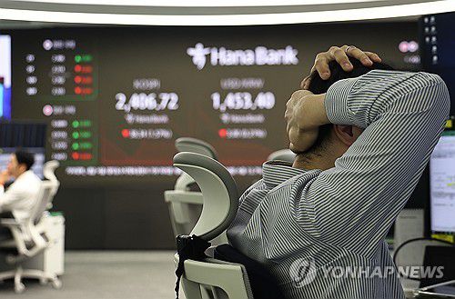 은행 딜링룸  (서울=연합뉴스) 윤동진 기자 = 11일 서울 하나은행 본점 딜링룸에서 딜러들이 업무를 보고 있다. 2025.4.11 mon@yna.co.kr