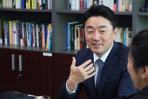 연합뉴스와 인터뷰하는 강훈식 이재명 경선 캠프 총괄본부장(서울=연합뉴스) 설승은 홍준석 기자 = 강훈식 이재명 대선 예비후보 경선 캠프 총괄본부장이 13일 국회에서 연합뉴스와 인터뷰 하고 있다. 2024. 4. 13  ses@yna.co.kr