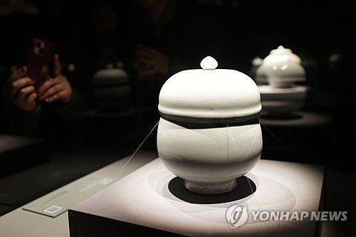 보물 '백자 반합'(서울=연합뉴스) 강민지 기자 = 11일 서울 강남구 호림박물관 신사 분관에서 열린 '호림명보'(湖林名寶) 특별전 기자 간담회에서 참석자들이 보물 백자 반합을 둘러보고 있다. 2025.2.11 mjkang@yna.co.kr