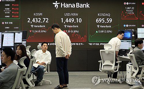 딜링룸(서울=연합뉴스) 서명곤 기자 = 11일 서울 중구 하나은행 본점 딜링룸에서 딜러들이 대화하고 있다. 이날 코스피는 전 거래일 대비 12.34포인트(0.50%) 내린 2,432.72에 거래를 마쳤다. 원/달러 환율은 6.5원 내린 1,449.9원. 2025.4.11 seephoto@yna.co.kr