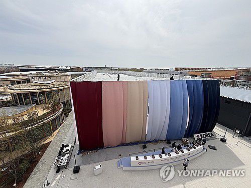 베일에 싸인 오사카엑스포 한국관(오사카=연합뉴스) 박상현 특파원 = 일본 오사카·간사이 만국박람회(오사카 엑스포) 개막을 하루 앞두고 개회식이 열린 12일 한국관 미디어 파사드에 거대한 막들이 걸려 있다.