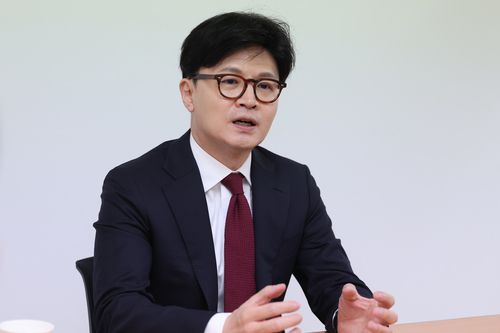 한동훈 전 대표, 연합뉴스 취재진과 인터뷰(서울=연합뉴스) 김주성 기자 = 대선 출마를 선언한 한동훈 전 국민의힘 대표가 14일 서울 여의도 대하빌딩에서 연합뉴스 취재진과 인터뷰하고 있다. 2025.4.14  utzza@yna.co.kr