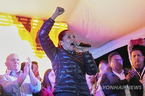 에콰도르 대선 결과 불복 연설하는 루이사 곤살레스 후보[키토 AP 연합뉴스. 재판매 및 DB 금지]