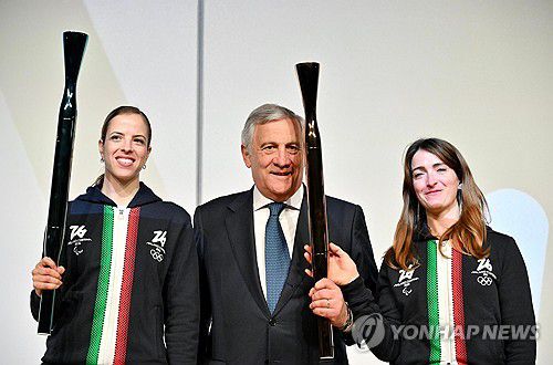 2026 밀라노-코르티나 동계올림픽 성화봉(오사카 EPA=연합뉴스) 14일(현지시간) 일본 오사카 엑스포의 이탈리아관에서 안토니오 타야니 이탈리아 부총리 겸 외무장관(가운데)과 카롤리나 코스트너(왼쪽), 마르티나 카이로니(오른쪽)가 2026 밀라노-코르티나 동계올림픽 성화봉을 들고 포즈를 취하고 있다. 2025.04.14 photo@yna.co.kr