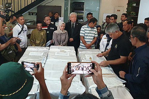 통영 어선 전복 사고 인도네시아 선원 유해 운구(자카르타=연합뉴스) 지난 9일 통영 어선 전복 사고로 사망한 인도네시아 선원들의 유해가 지난 16일(현지시간) 유족들에게 인도되고 있다. 2024.3.17 [주인도네시아 대한민국 대사관 제공. 재판매 및 DB 금지] photo@yna.co.kr