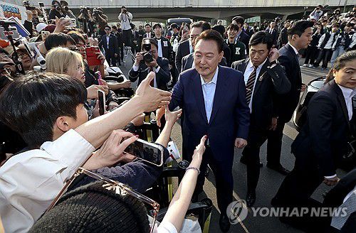 지지자들과 악수하는 윤석열 전 대통령(서울=연합뉴스) 임화영 기자 = 윤석열 전 대통령이 지난 11일 서울 용산구 한남동 관저에서 나와 서초동 사저로 향하기 전 지지자들과 인사하고 있다. 2025.4.11 [공동취재] hwayoung7@yna.co.kr