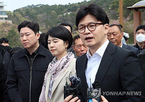 한동훈, 가덕도신공항 부지 방문(서울=연합뉴스) 제21대 대통령 선거 출마를 선언한 국민의힘 한동훈 전 대표가 12일 부산 가덕도신공항 부지를 방문해 발언하고 있다. 2025.4.12 [국민먼저캠프 제공. 재판매 및 DB 금지] photo@yna.co.kr