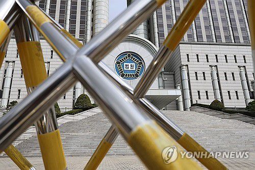 법원, 내일 윤석열 첫 형사재판 앞두고 경계 강화(서울=연합뉴스) 서대연 기자 = 내란 우두머리 혐의로 기소된 윤석열 전 대통령의 첫 정식 형사재판을 하루 앞둔 지난 13일 서울 서초구 서울중앙지방법원의 모습.     법원은 지난 11일 오후 8시부터 오는 14일 밤 12시까지 공용차량 등 필수업무 차량을 제외한 일반 차량의 청사 경내 출입을 전면 금지한다. 또 일부 출입구를 폐쇄하고 출입 시 보안 검색도 강화한다. 2025.4.13 dwise@yna.co.kr