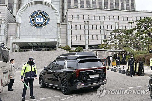 지하주차장 향하는 윤 전 대통령 차량(서울=연합뉴스) 내란 우두머리 혐의로 기소된 윤석열 전 대통령의 첫 형사재판이 열리는 14일 윤 전 대통령이 탑승한 차량이 서울 서초구 서울중앙지방법원 지하주차장으로 들어가고 있다. 2025.4.14 [사진공동취재단] photo@yna.co.kr