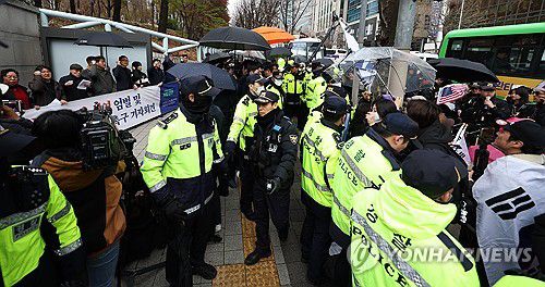 '충돌 우려'(서울=연합뉴스) 김도훈 기자 = 내란 우두머리 혐의로 기소된 윤석열 전 대통령의 첫 형사재판이 열린 14일 서울 서초구 서울중앙지방법원 앞에서 경찰 관계자들이 윤 전 대통령 엄벌 촉구 기자회견을 하는 시민단체와 윤 전 대통령 지지자들을 분리하고 있다. 2025.4.14 superdoo82@yna.co.kr