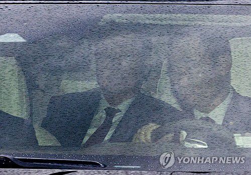 서울중앙지법 들어서는 윤석열 전 대통령(서울=연합뉴스) 류영석 기자 = 내란 우두머리 혐의로 형사 첫 정식재판을 받는 윤석열 전 대통령이 14일 오후에 열리는 재판에 출석하기 위해 서울 서초구 서울중앙지방법원에 들어서고 있다. 2025.4.14 ondol@yna.co.kr