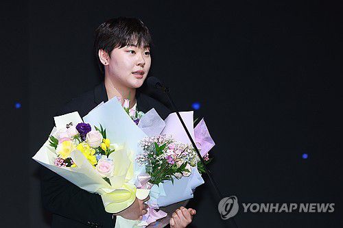 한국도로공사 김다은, 여자부 영플레이어상 수상(서울=연합뉴스) 신현우 기자 = 14일 서울 서대문구 스위스그랜드호텔에서 열린 프로배구 도드람 2024-2025 V리그 시상식에서 여자부 영플레이어상을 수상한 한국도로공사 세터 김다은이 소감을 말하고 있다. 2025.4.14 nowwego@yna.co.kr
